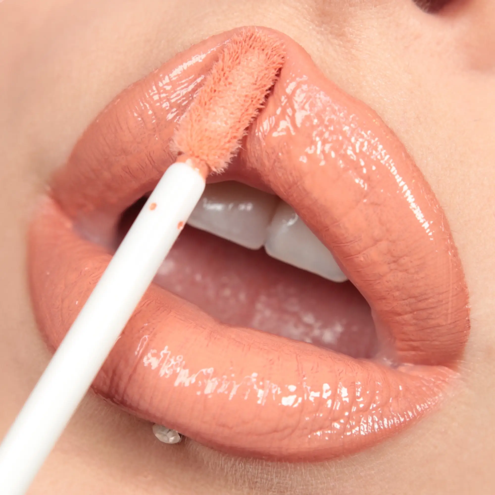 Mrs Glam - Mrs Kisses Lip Gloss - Image 9